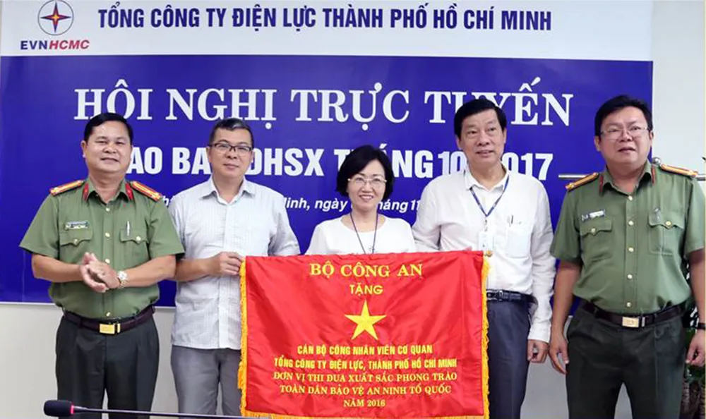 EVNHCMC nhận cờ thi đua xuất sắc phong trào toàn dân bảo vệ an ninh Tổ quốc