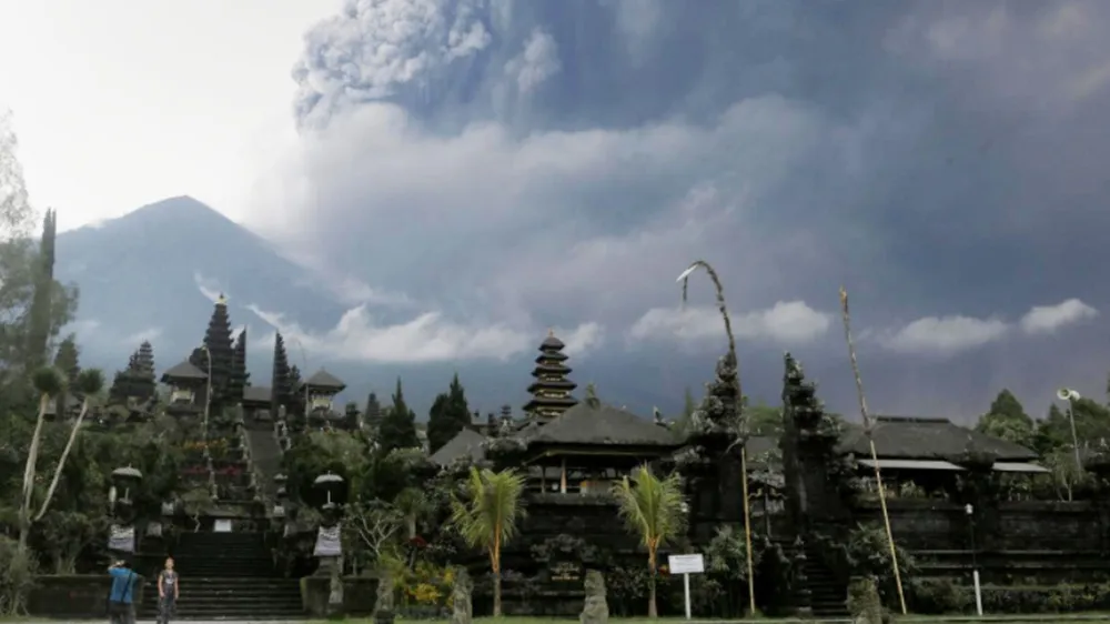 Núi lửa phun trào, hàng nghìn du khách mắc kẹt tại đảo Bali ảnh 1