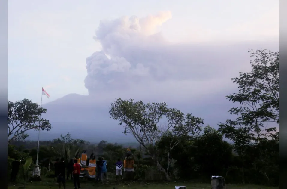Núi lửa phun trào, hàng nghìn du khách mắc kẹt tại đảo Bali ảnh 2