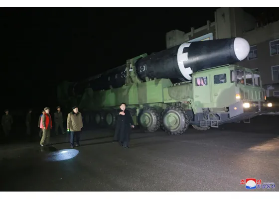 Triều Tiên công bố hình ảnh tên lửa Hwasong-15 ảnh 8