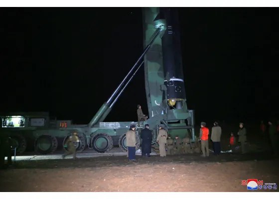 Triều Tiên công bố hình ảnh tên lửa Hwasong-15 ảnh 12