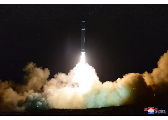 Triều Tiên công bố hình ảnh tên lửa Hwasong-15 ảnh 13