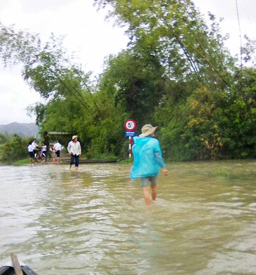 Phú Yên: Nước ngập sâu, nhiều vùng người dân phải bơi sõng câu ảnh 3