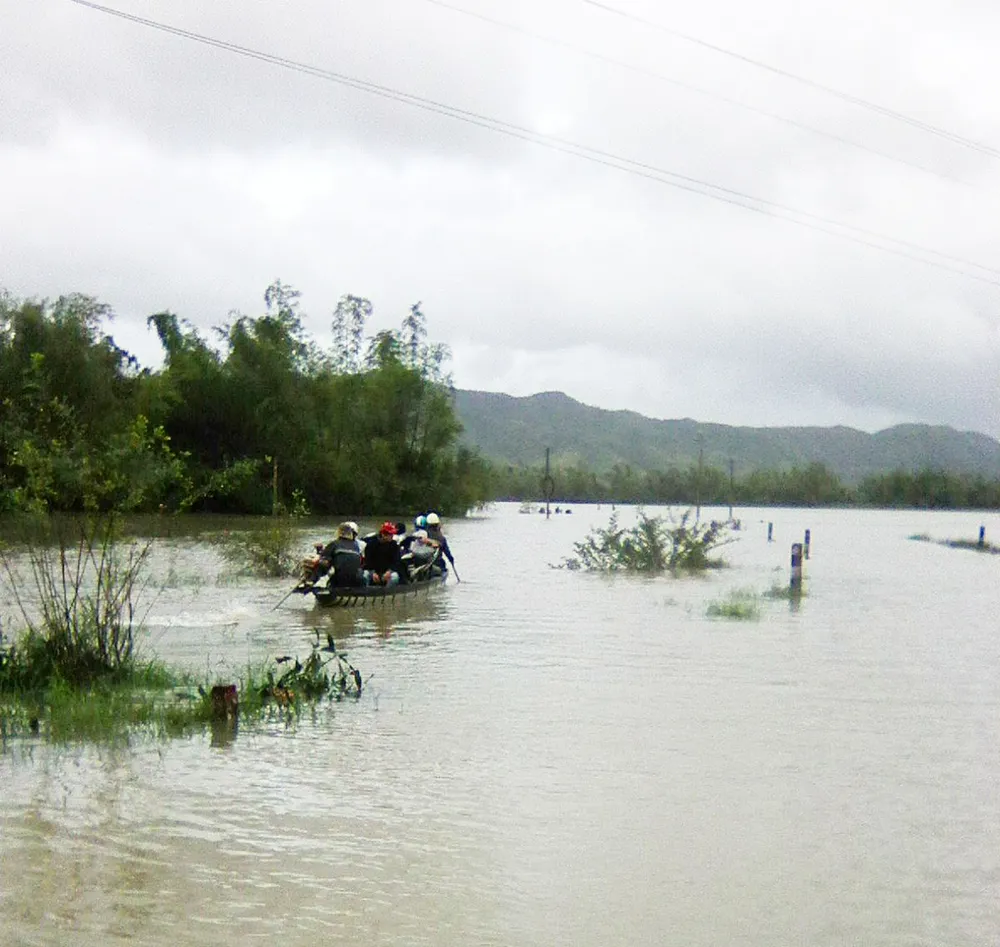 Phú Yên: Nước ngập sâu, nhiều vùng người dân phải bơi sõng câu ảnh 2
