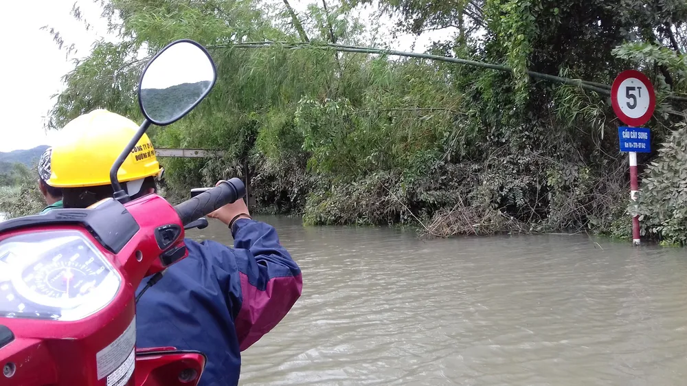 Phú Yên: Nước ngập sâu, nhiều vùng người dân phải bơi sõng câu ảnh 1