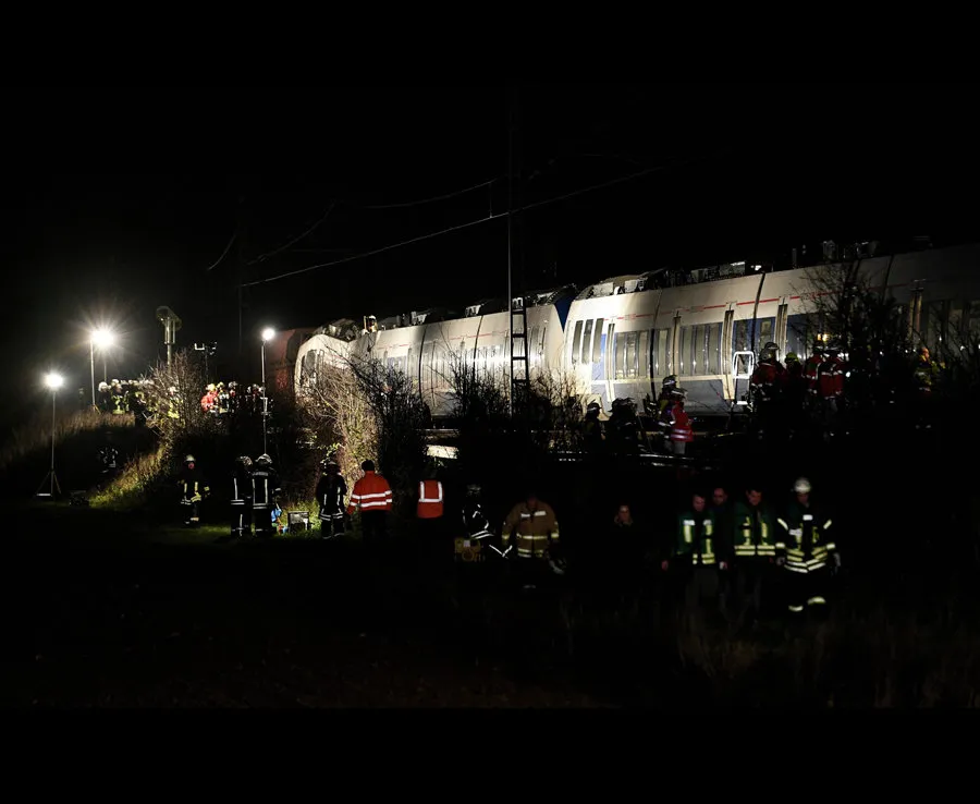 Tai nạn đường sắt tại Đức, ít nhất 50 người bị thương  ảnh 16
