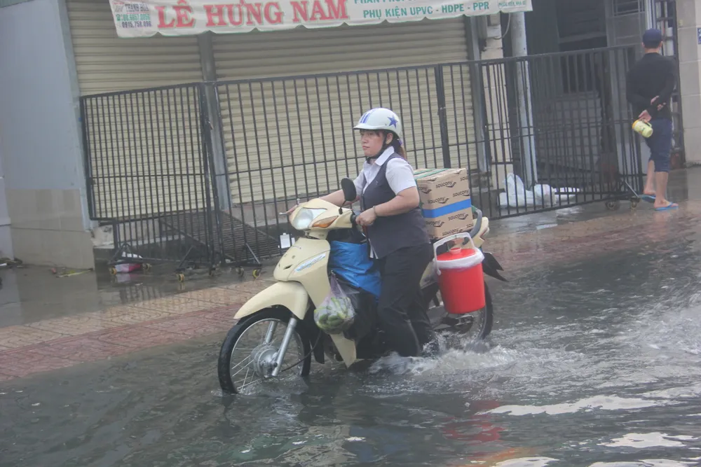 TPHCM: Người dân khổ sở vì triều cường vượt báo động 3  ảnh 12