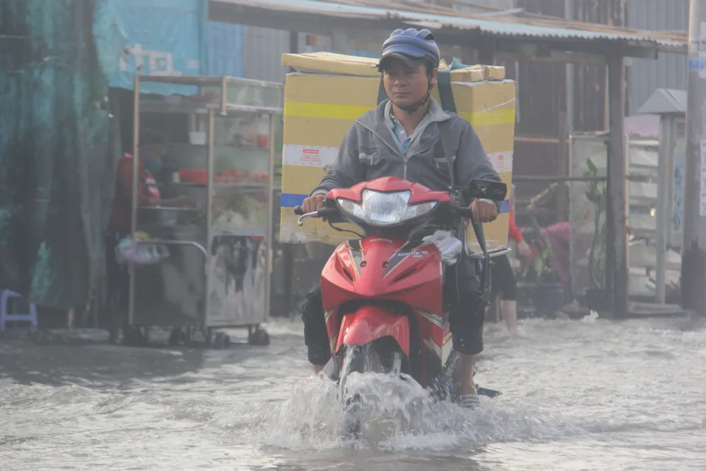 TPHCM: Người dân khổ sở vì triều cường vượt báo động 3  ảnh 7