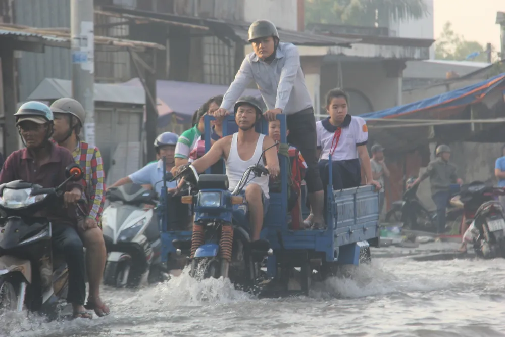 TPHCM: Người dân khổ sở vì triều cường vượt báo động 3  ảnh 6