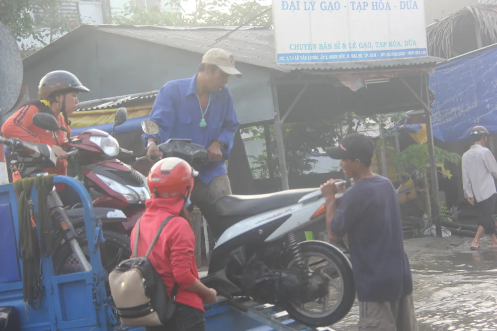 TPHCM: Người dân khổ sở vì triều cường vượt báo động 3  ảnh 2