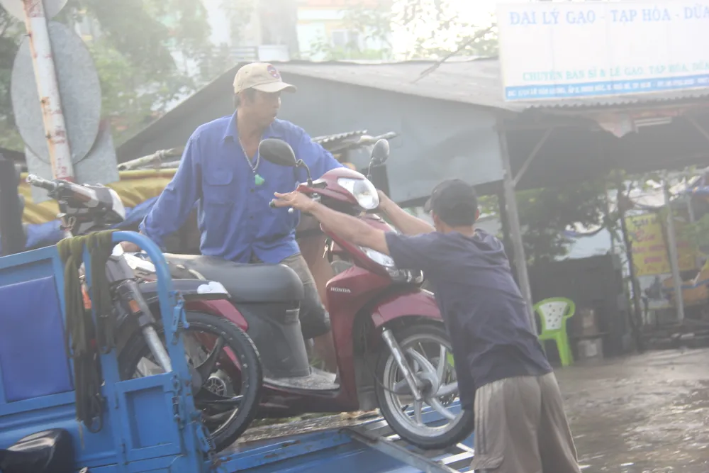 TPHCM: Người dân khổ sở vì triều cường vượt báo động 3  ảnh 3