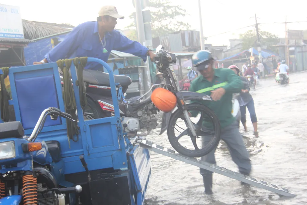 TPHCM: Người dân khổ sở vì triều cường vượt báo động 3  ảnh 4