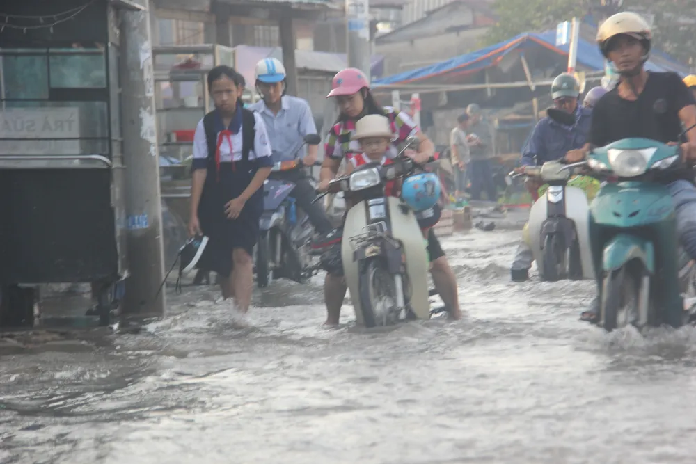 TPHCM: Người dân khổ sở vì triều cường vượt báo động 3  ảnh 1