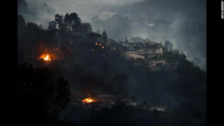 Mỹ đưa cảnh báo “cực kỳ nguy hiểm” do cháy rừng ở California ảnh 17