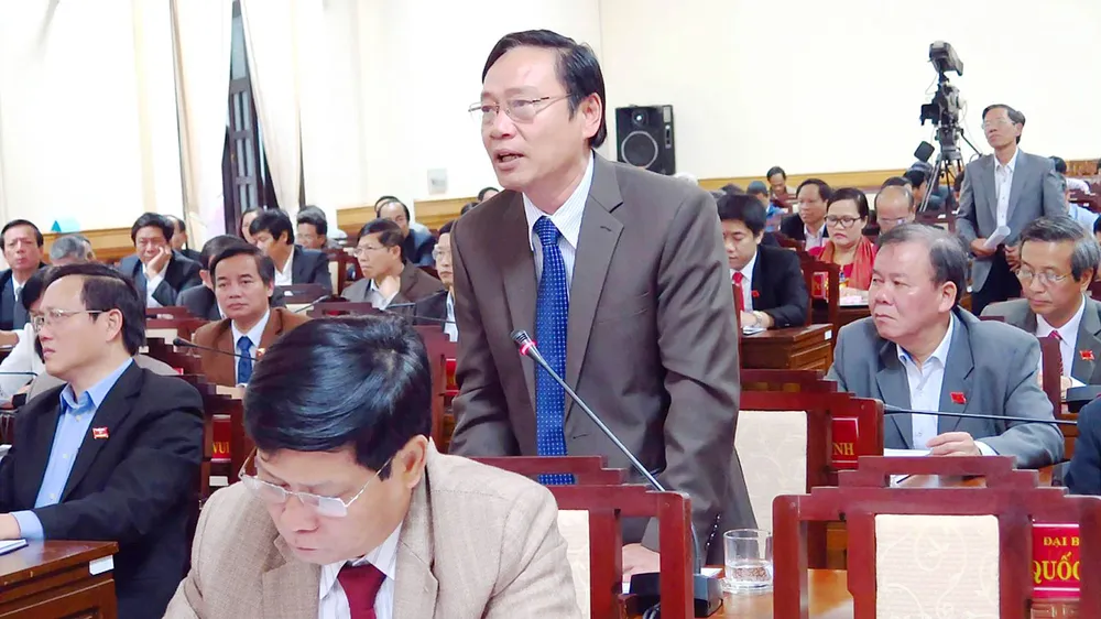 Đại biểu Huỳnh Cư (tỉnh Thừa Thiên - Huế) chất vấn về khai thác  cát sỏi trên sông Hương. Ảnh: Thái Bình