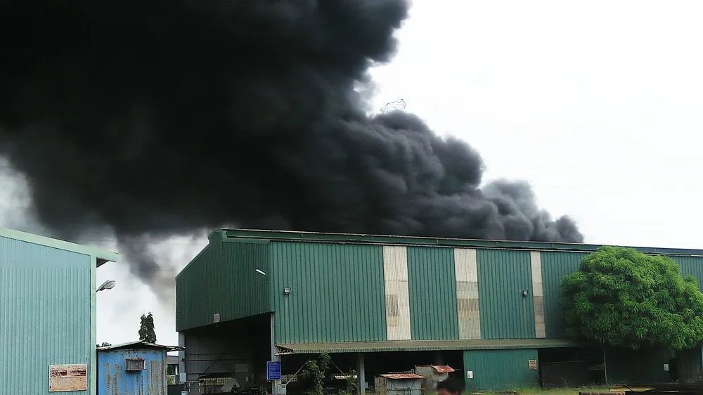 Cháy lớn bên dưới đường điện cao thế, cắt điện toàn thành phố Vũng Tàu ảnh 4