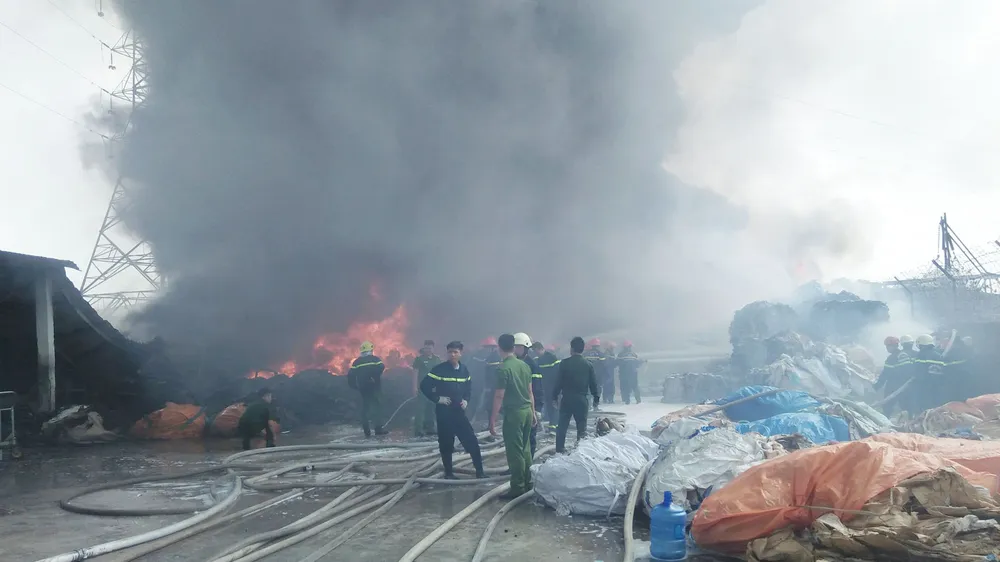 Cháy lớn bên dưới đường điện cao thế, cắt điện toàn thành phố Vũng Tàu ảnh 2