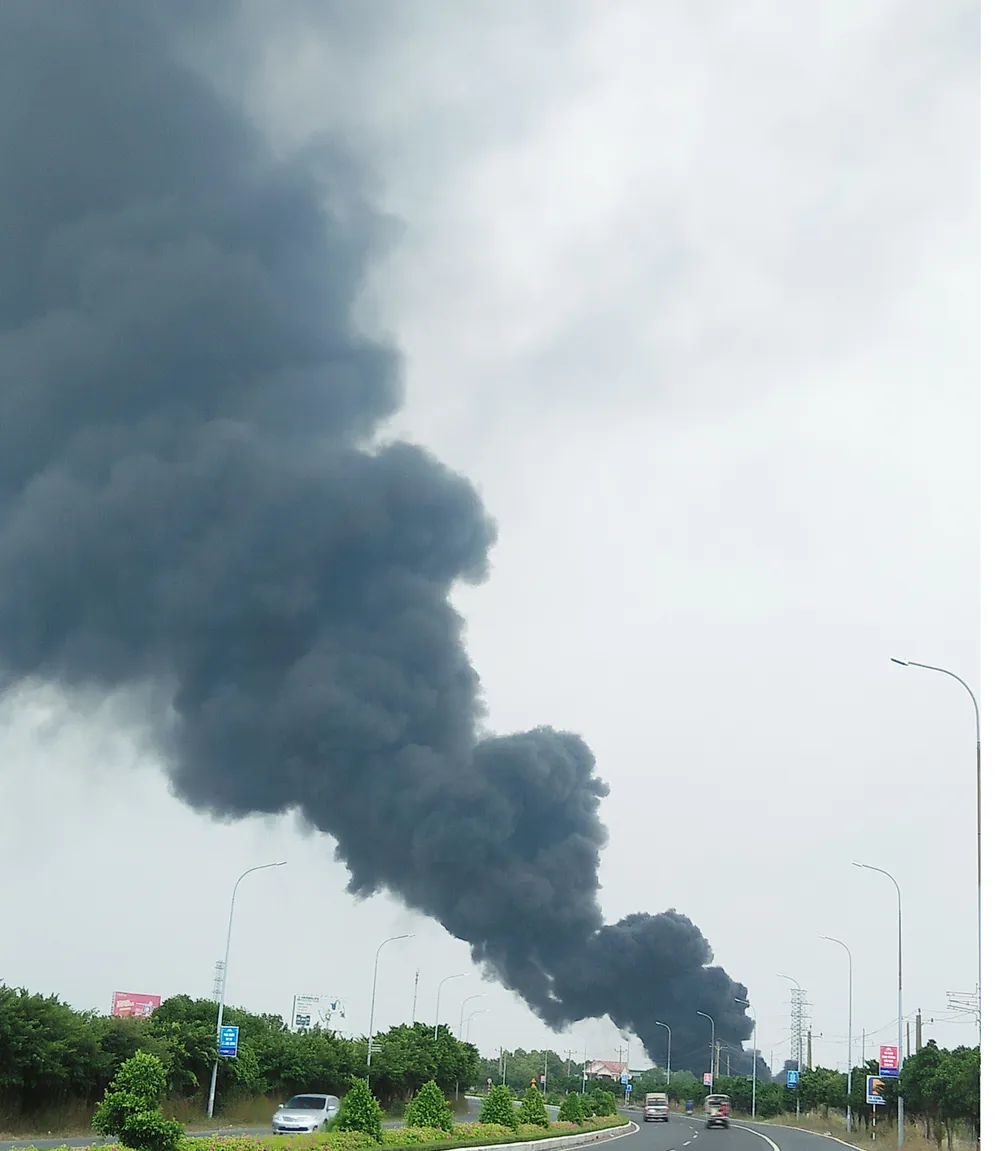 Cháy lớn bên dưới đường điện cao thế, cắt điện toàn thành phố Vũng Tàu ảnh 3