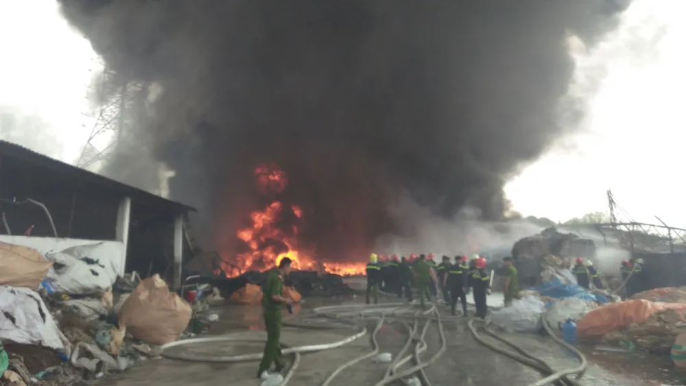 Cháy lớn bên dưới đường điện cao thế, cắt điện toàn thành phố Vũng Tàu ảnh 1