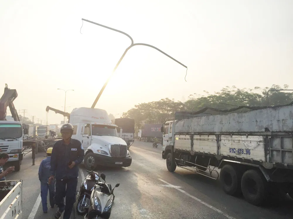 VIDEO: Xe container húc gãy cột đèn chiếu sáng, quốc lộ 1 ùn ứ kéo dài ảnh 2