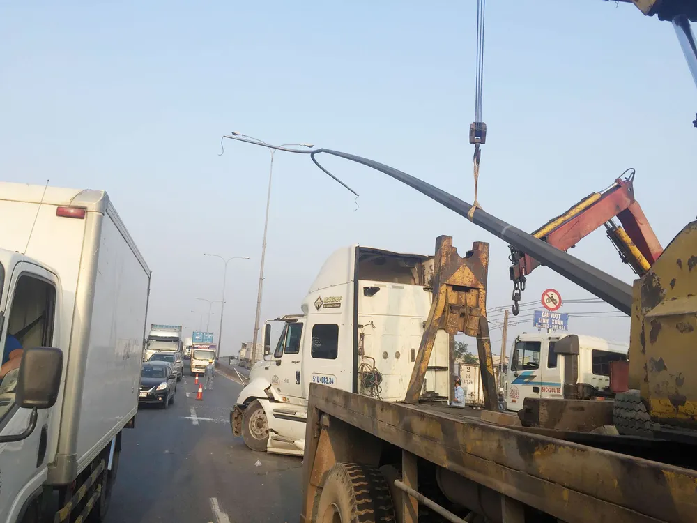 VIDEO: Xe container húc gãy cột đèn chiếu sáng, quốc lộ 1 ùn ứ kéo dài ảnh 1