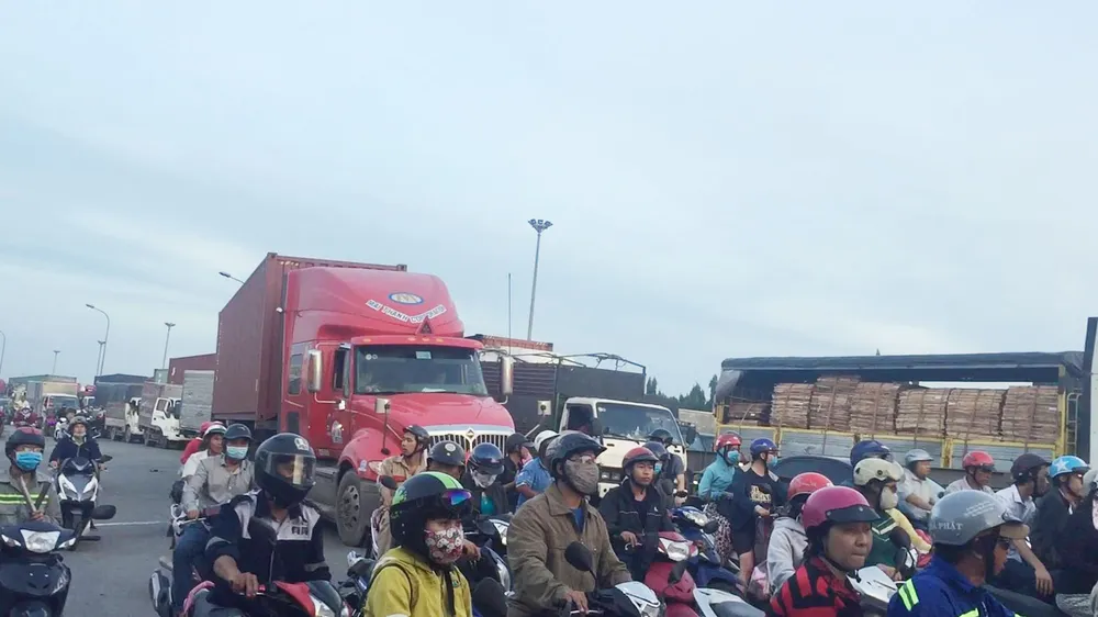 VIDEO: Xe container húc gãy cột đèn chiếu sáng, quốc lộ 1 ùn ứ kéo dài ảnh 3