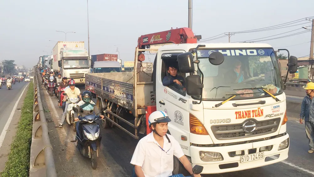 VIDEO: Xe container húc gãy cột đèn chiếu sáng, quốc lộ 1 ùn ứ kéo dài ảnh 4