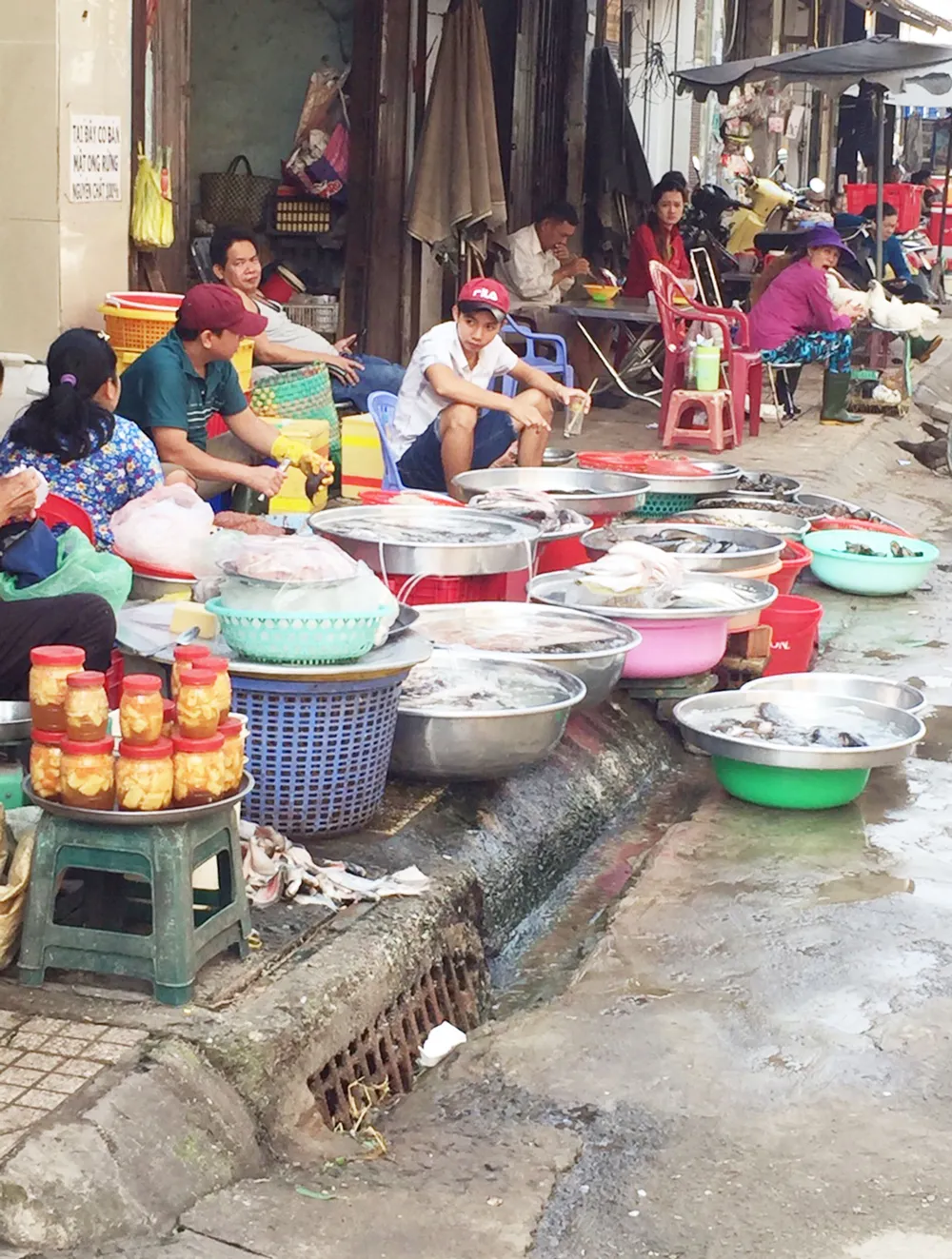 Miệng cống là nơi… bán thực phẩm ảnh 1