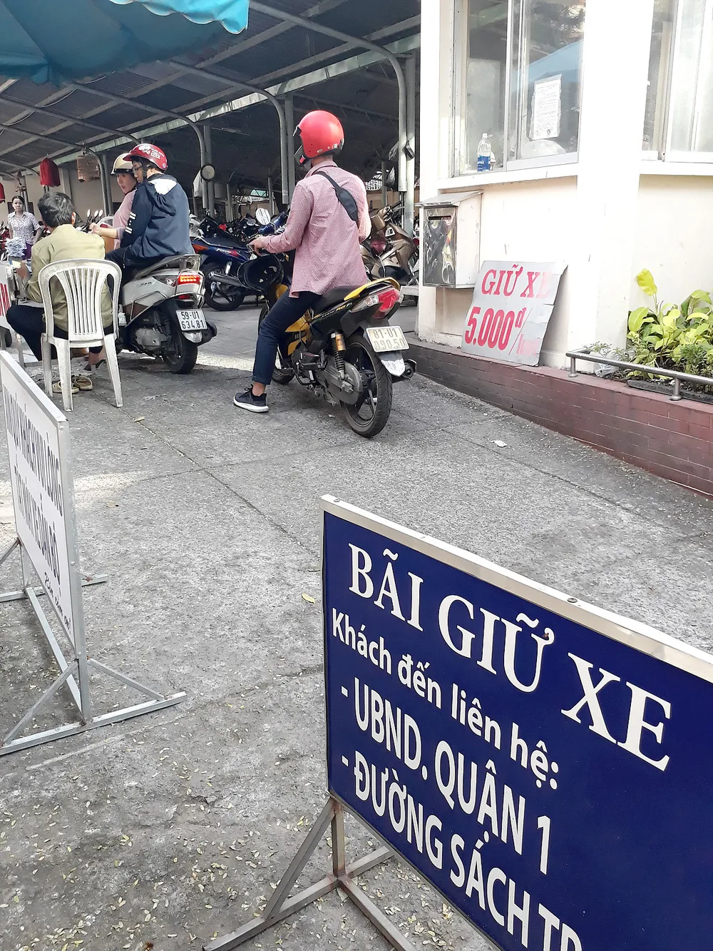 Thu phí gửi xe của người dân đến trụ sở UBND quận 1 ảnh 1