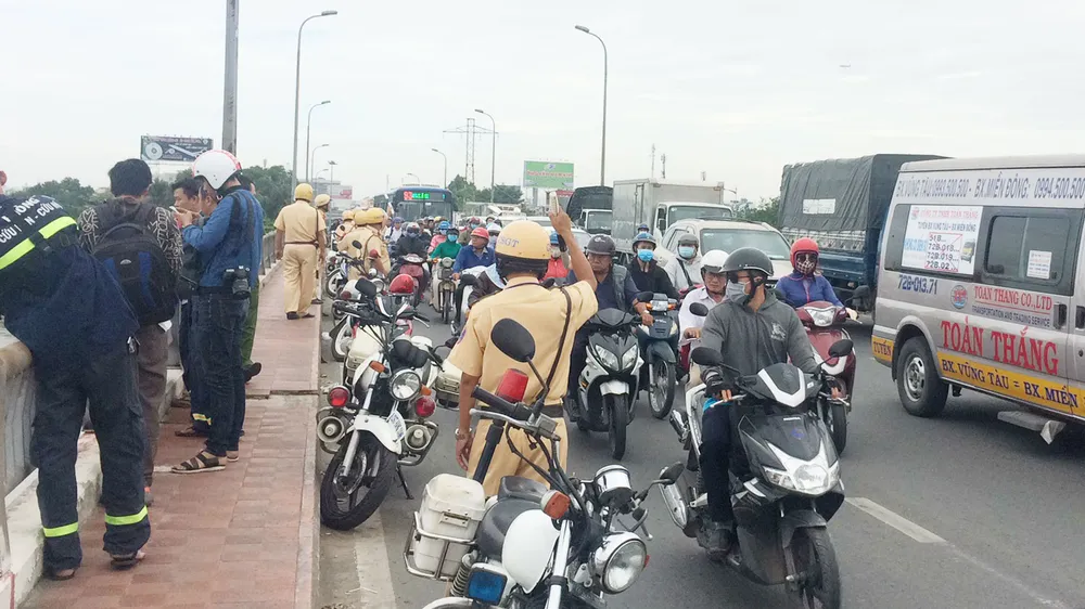 Cô gái gieo mình xuống sông Sài Gòn nghi tự tử ảnh 1