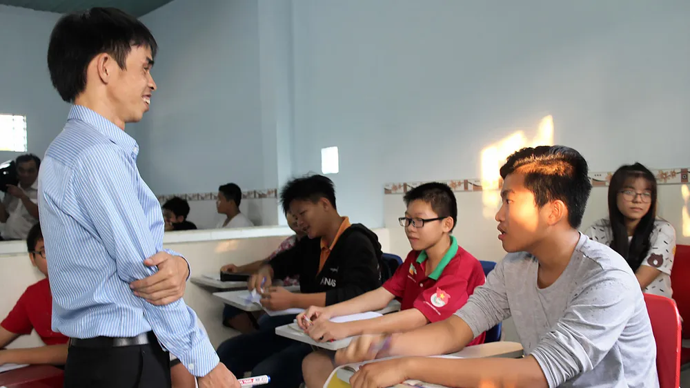 “Thầy” Khánh (đứng) tại lớp học tình thương