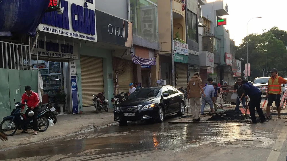 Sửa đường giờ cao điểm, gây ùn tắc giao thông