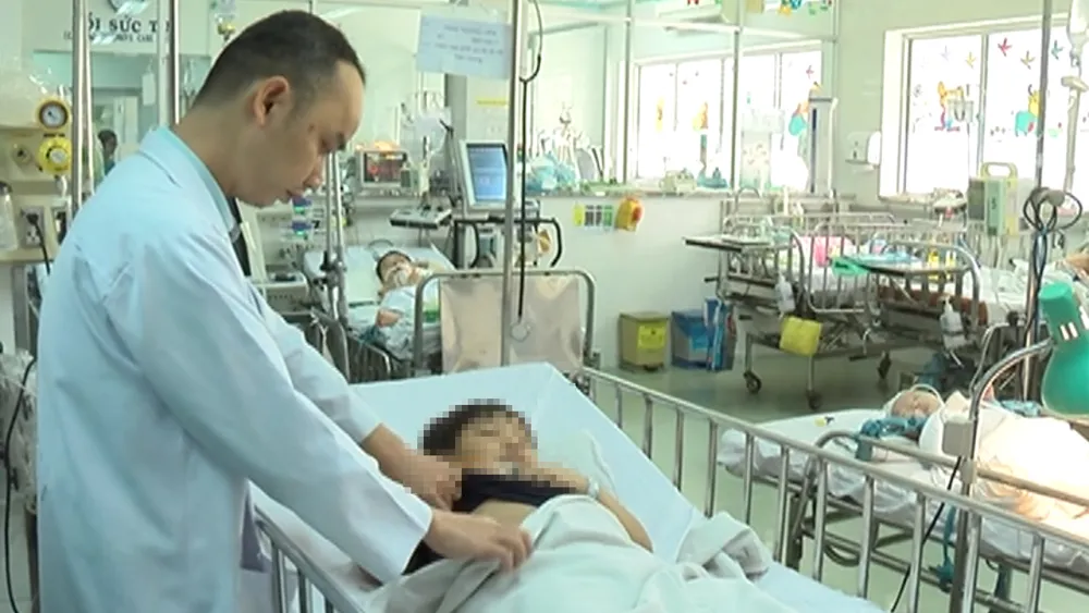 Hy hữu bóng đèn led nằm trong bụng bé trai 6 tuổi suốt 1 năm ảnh 1