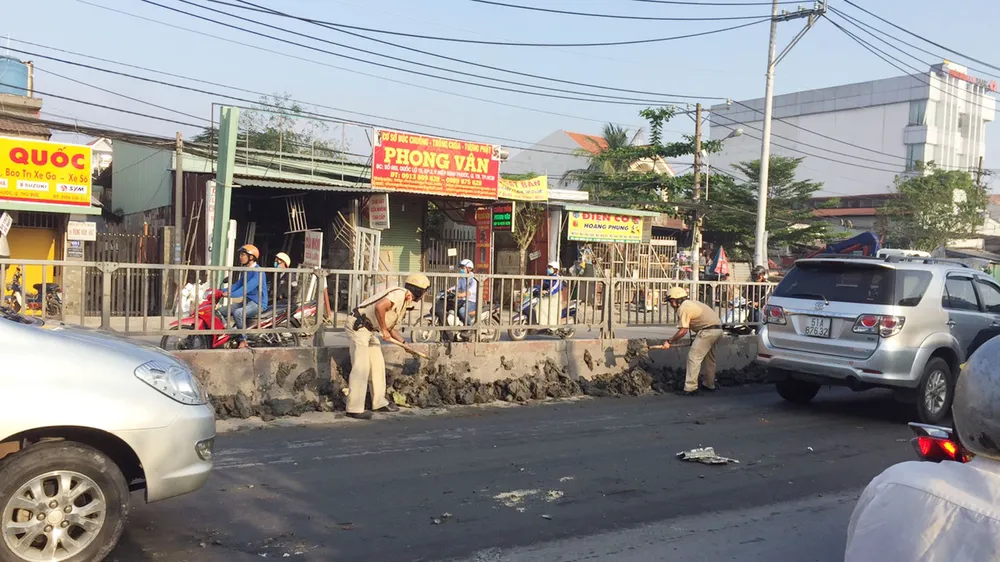 Hình ảnh đẹp của CSGT TPHCM thu dọn bùn đất rơi trên đường phố ảnh 2