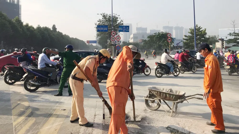 Hình ảnh đẹp của CSGT TPHCM thu dọn bùn đất rơi trên đường phố ảnh 4
