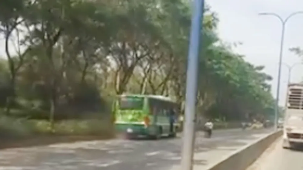 Clip xe buýt đi ngược chiều trên đường phố gây xôn xao dư luận ảnh 1