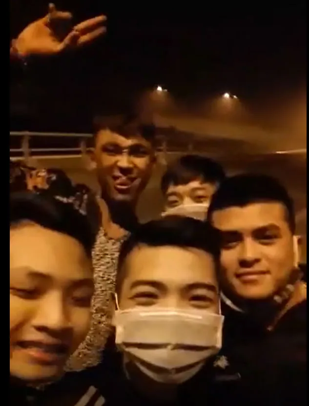 VIDEO: Triệu tập nhóm thanh niên cầm hung khí chặn xe “xin đểu” rồi livestream trên cao tốc ảnh 1