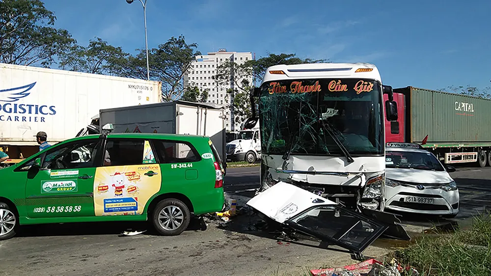VIDEO: Va chạm liên hoàn, tài xế mắc kẹt trong cabin ảnh 1