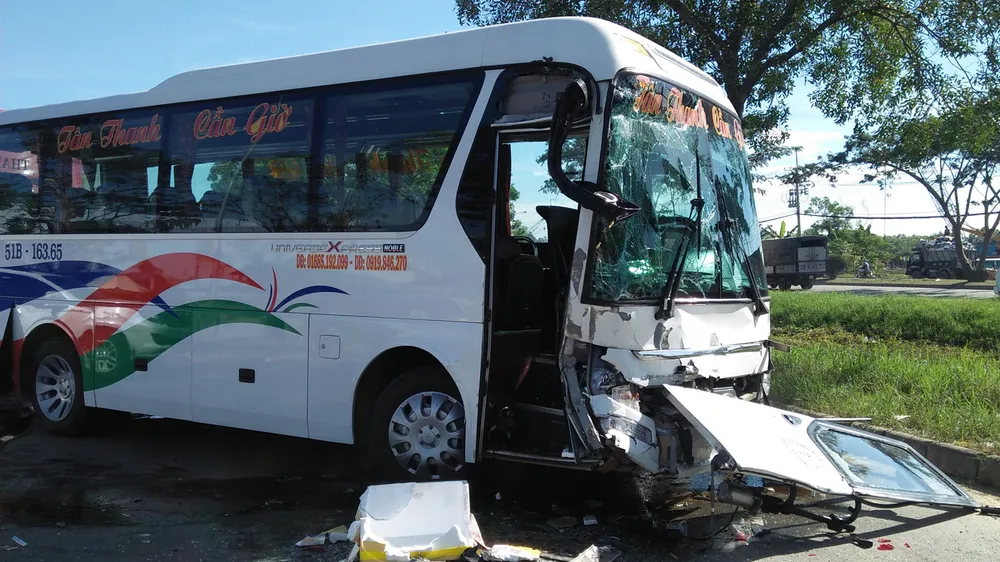 VIDEO: Va chạm liên hoàn, tài xế mắc kẹt trong cabin ảnh 3