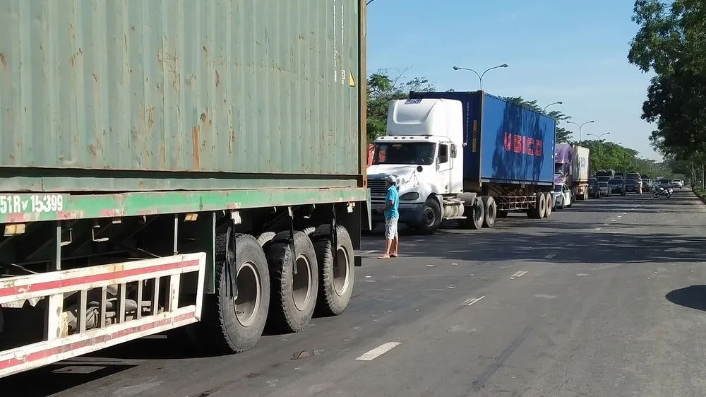 VIDEO: Va chạm liên hoàn, tài xế mắc kẹt trong cabin ảnh 6