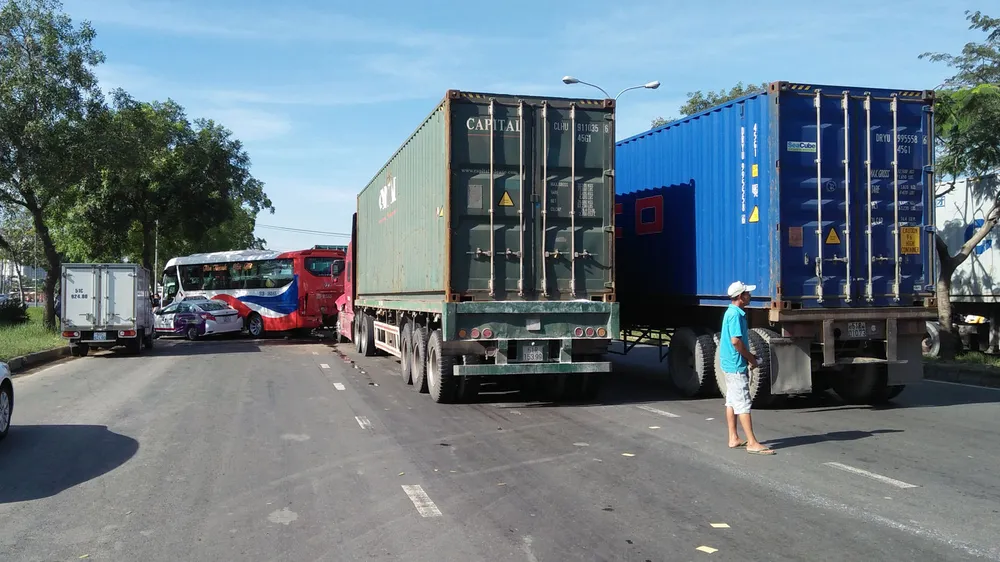 VIDEO: Va chạm liên hoàn, tài xế mắc kẹt trong cabin ảnh 5