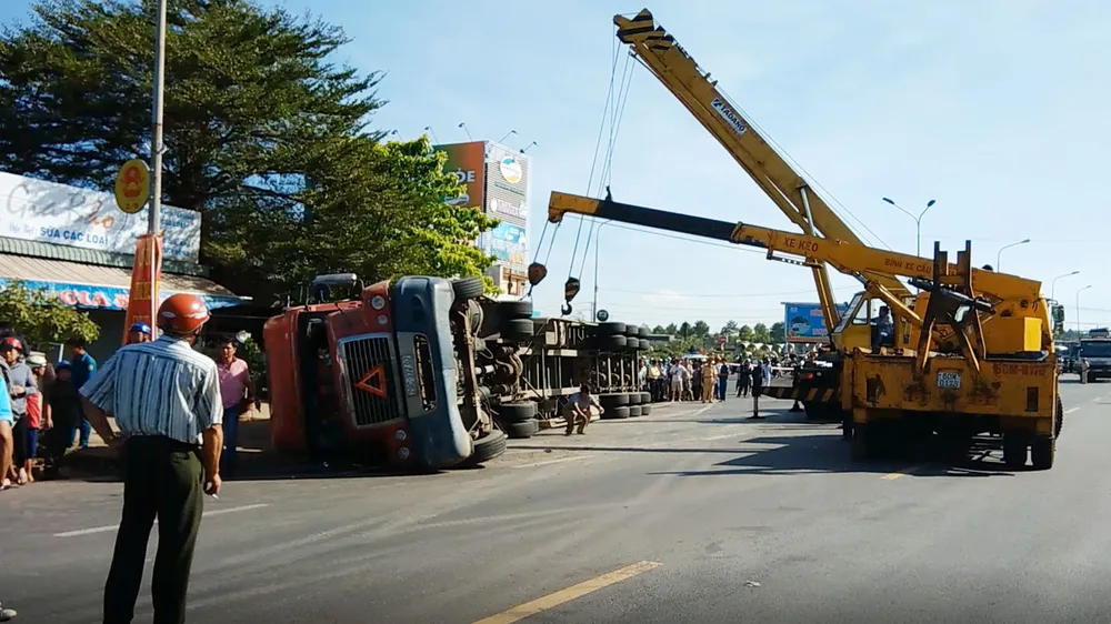 VIDEO: Container lật giữa đường, đè chết một người ảnh 2