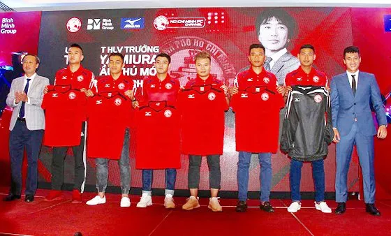 Các tân binh của CLB TPHCM tại lễ ra mắt