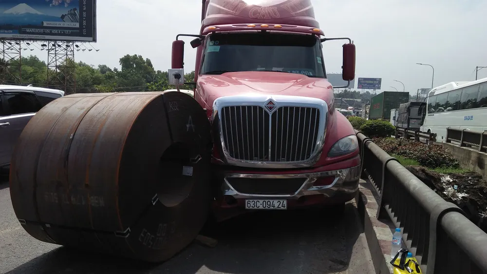Cuộn sắt gần 20 tấn rơi khỏi xe đầu kéo, nhiều người đi đường hoảng sợ ảnh 1