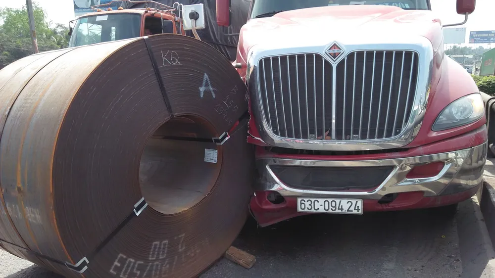 Cuộn sắt gần 20 tấn rơi khỏi xe đầu kéo, nhiều người đi đường hoảng sợ ảnh 2