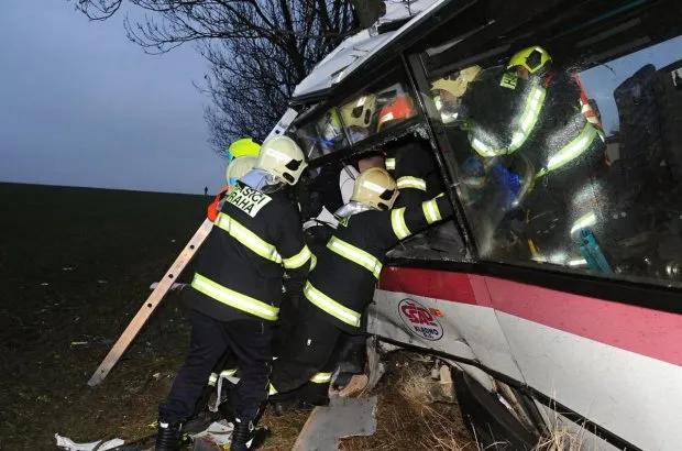 Ít nhất 3 người chết, 45 người bị thương sau tai nạn giao thông tại Prague, Czech ảnh 3