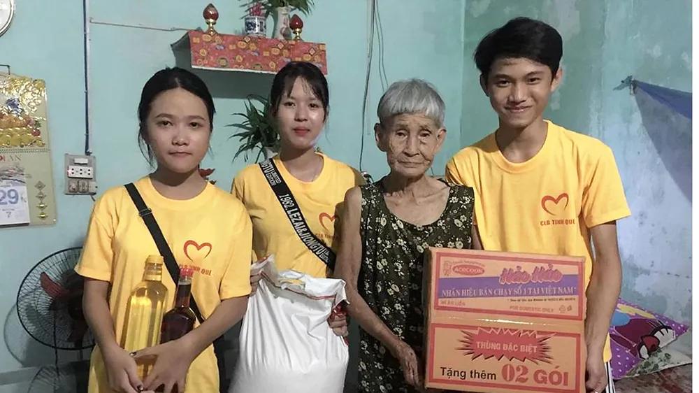 Các em tham gia CLB đến giúp đỡ người già neo đơn