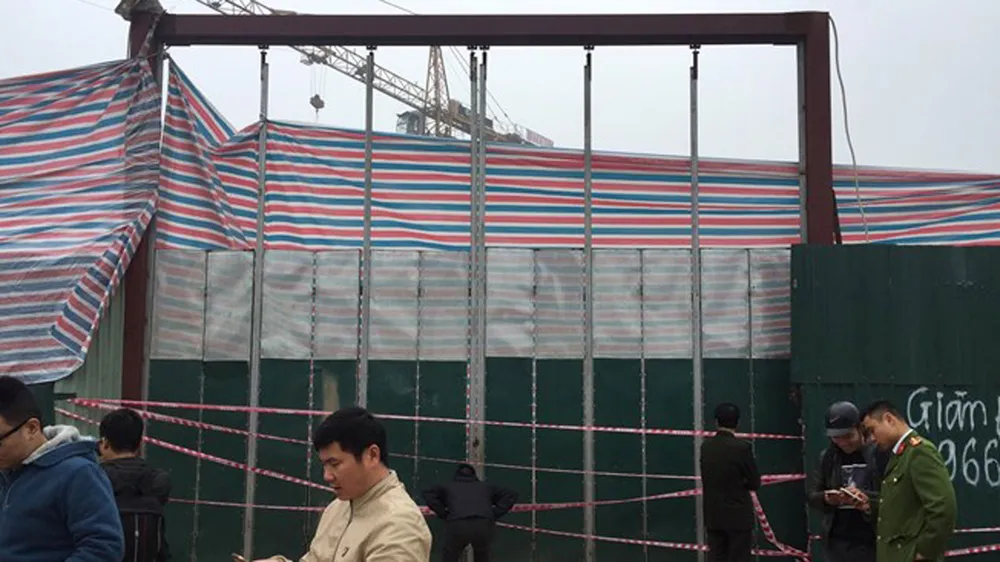 Hà Nội: Sập giàn giáo công trường tại phố Tố Hữu, 6 người thương vong  ảnh 1