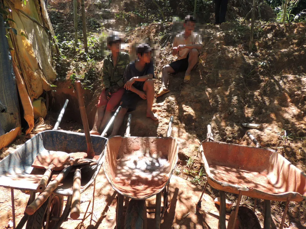 Kon Tum: Phát hiện hầm vàng “khủng” trong vườn chanh dây ảnh 2