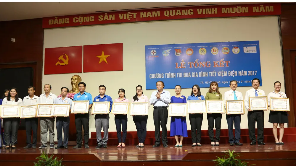 Nhân rộng mô hình gia đình tiết kiệm điện ảnh 1